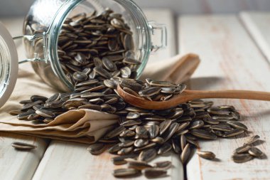 Kırsal ortamda ayçiçeği tohumları dizisi.