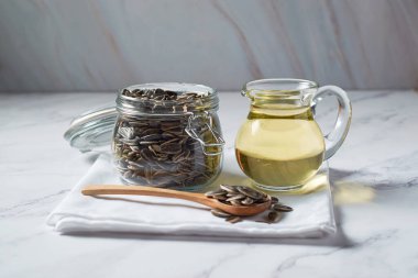 Ayçiçeği yağı, çekirdekleri kırsal bir yerde..