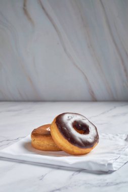 Zarif mermer bir masada lezzetli çörekler.