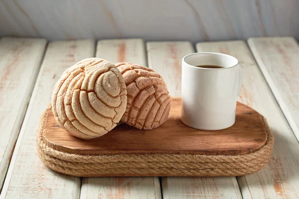https://st.depositphotos.com/56105626/59891/i/450/depositphotos_598910360-stock-photo-conchas-sweet-bread-traditional-bakery.jpg