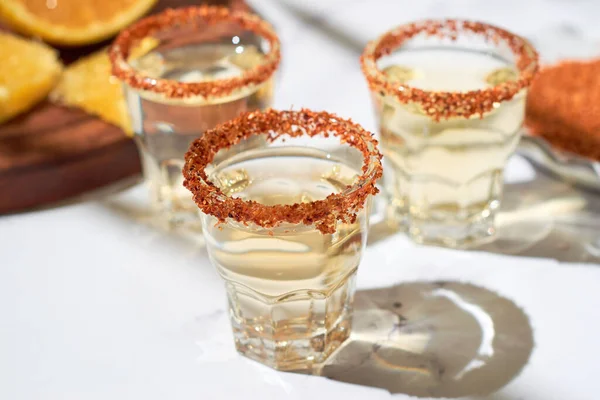 Mexican Mezcal Shots Slice Orange Fruit Adn Chili Fotos De Stock Sin Royalties Gratis