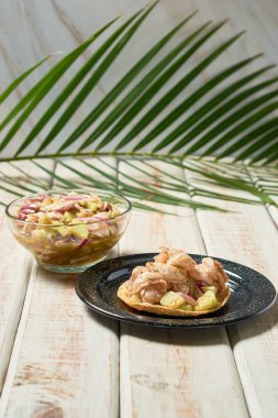 Sinaloa, Meksika 'dan geleneksel Aguachile. Yeşil soslu karides.