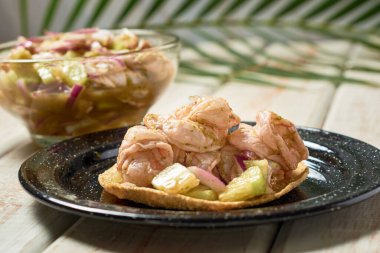 Meksika deniz mahsulü, yeşil soslu ve limonlu çiğ karides..