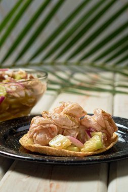 Aguachile, limon suyunda karides ve yeşil sos, Meksika deniz ürünleri..