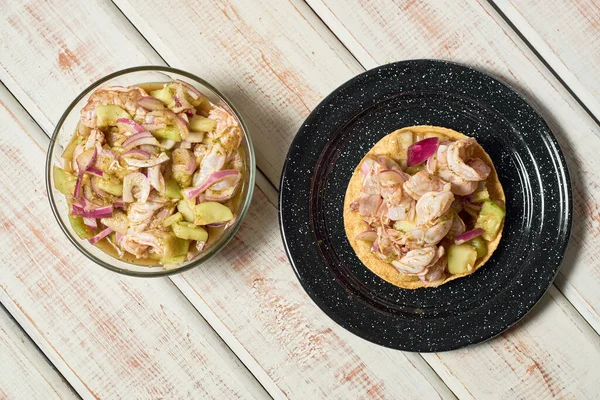 Sinaloa, Meksika 'dan geleneksel Aguachile. Yeşil soslu karides.