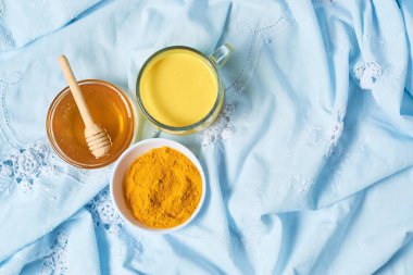 Geleneksel Hint içkisi zerdeçal kürcuma altın süsü.