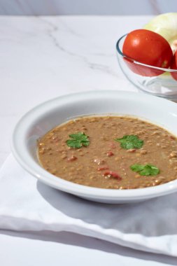 Bir kase lezzetli doyurucu ev yapımı curried Mercimek çorba.