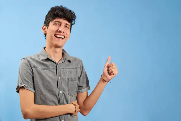 Щасливий Молодий Чоловік Великими Пальцями Вгору Копіспасом Ізольовані — стокове фото