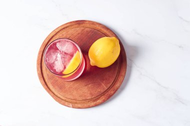 Buzlu kristal bardakta Negroni Kokteyli