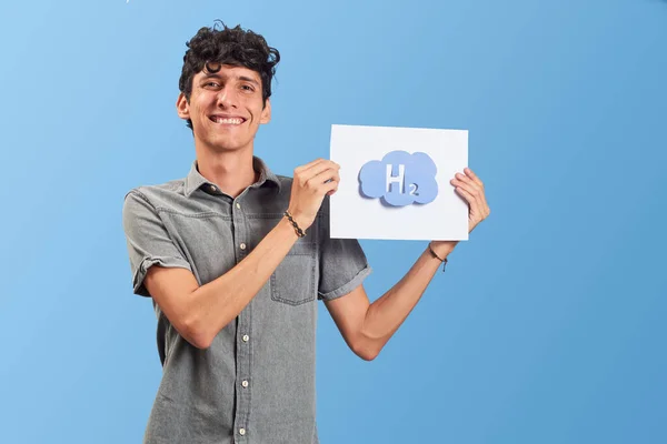 Homem Hispânico Jovem Mostrando Símbolo Energia Gasolina Com Hidrogênio Livre — Fotografia de Stock