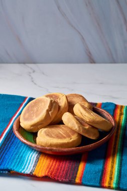 Meksika sokak tatlıları, bir yığın Gordita de Nata..