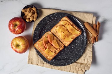 Fıstık ezmeli ve elmalı kızarmış ekmek. Hızlı ve sağlıklı kahvaltı fikirleri.