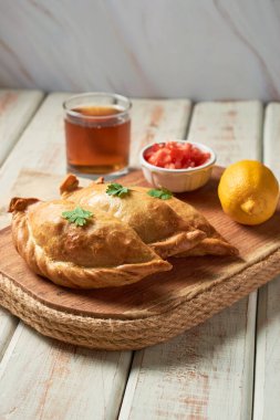 Tahta bir kırsal masada Latin Amerika dolma börekleri.