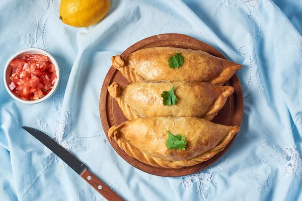 Traditional Baked Argentine Empanadas Savoury Pastries Wooden Plate — Stock Photo, Image