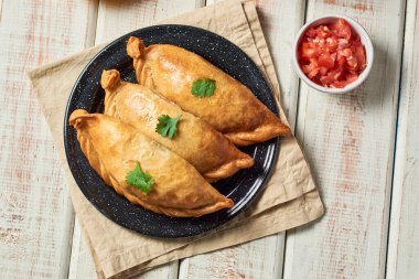 Latin Amerika dolgulu börek ahşap masa.