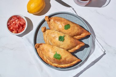 Beyaz mermer arka planda geleneksel Arjantin yapımı börekler.