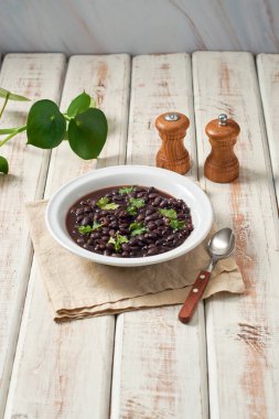 Kırsal bir masada ev yapımı fasulye çorbası..