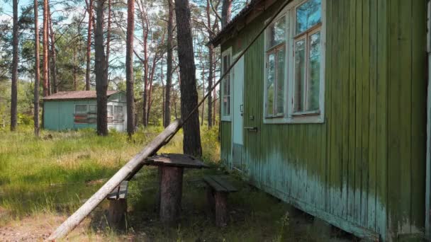 Ein Altes Holzhäuschen Steht Einem Kiefernwald Daneben Sind Ein Holztisch — Stockvideo