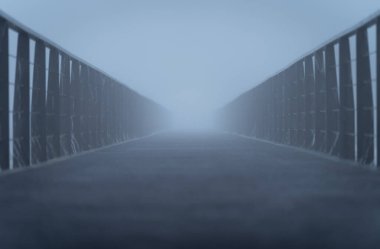 Yoğun sis ile dolu bir sabah, boş bir tahta kaldırım..