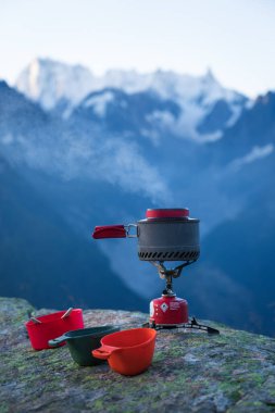 Chamonix yakınlarındaki dağlarda kahvaltı için bir tencere kaynar su olan bir gaz sobası..