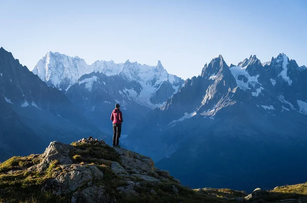 Eine Frau Blickt Einem Schönen Morgen Die Berge Bei Chamonix — Stockfoto