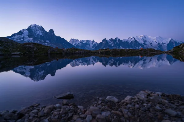 Tentes Lac Des Cheserys Pendant Une Heure Bleue Tranquille Septembre — Photo