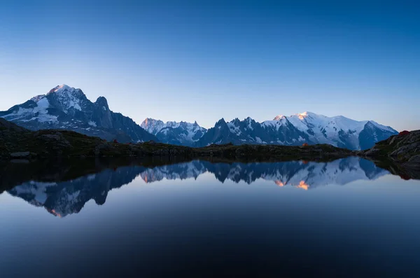 Aube Lac Des Cheserys Avec Première Lueur Soleil Sur Mont — Photo