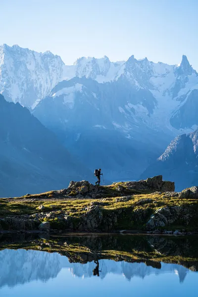 Wanderin Lac Des Cheserys Mit Blick Auf Die Wunderschönen Berge — Stockfoto