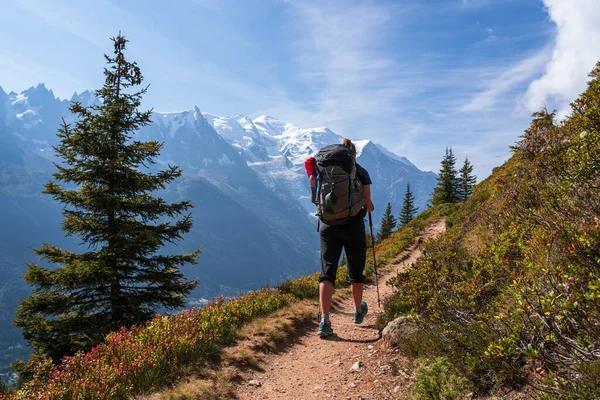 Eine Frau Beim Wandern Auf Der Berühmten Tour Mont Blanc — Stockfoto