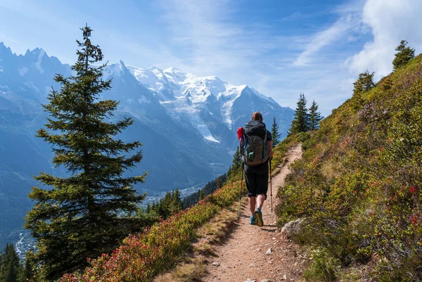 Eine Frau Beim Wandern Auf Der Berühmten Tour Mont Blanc — Stockfoto