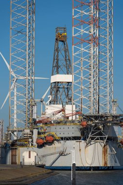 Bir limanda petrol arama için açık deniz gemisi..