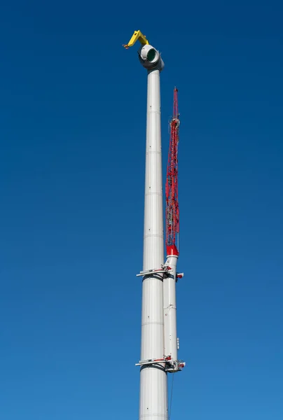 エネルギー移行中のオランダでの新しい風力タービンの建設 — ストック写真