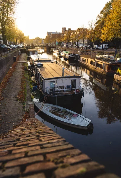 晴れた秋の午後 フローニンゲン市の運河で — ストック写真