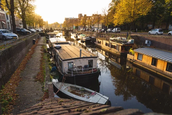 晴れた秋の午後 フローニンゲン市の運河で — ストック写真