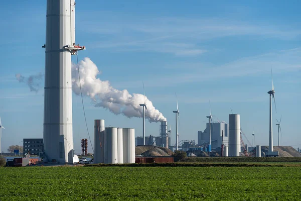 Turbiny Wiatrowe Powstają Pobliżu Elektrowni Paliwa Kopalne Holandii Koncepcja Przejścia — Zdjęcie stockowe