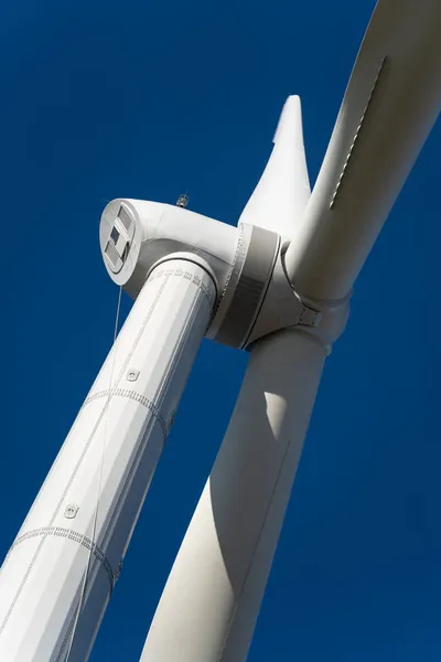 Nowoczesna Turbina Wiatrowa Błękitnym Niebie — Zdjęcie stockowe