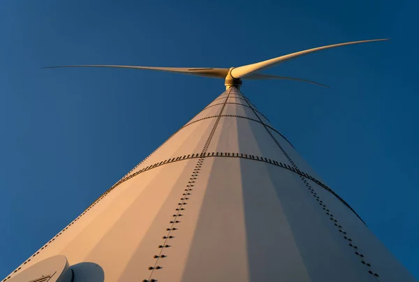 Nowoczesna Turbina Wiatrowa Wytwarzająca Czystą Zrównoważoną Energię — Zdjęcie stockowe