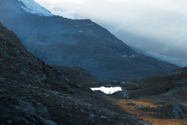 Meşhur Riffelsee 'nin son günışığında fotoğrafını çeken bir adam. Zermatt, İsviçre.