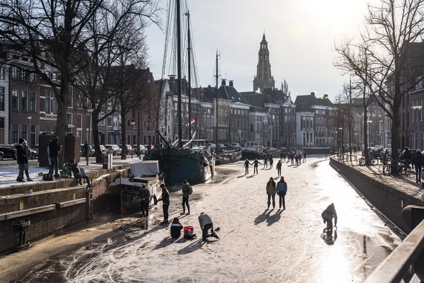 Schaatsers Grachten Van Stad Groningen Tijdens Koude Ochtent Febrari 2021 — ストック写真