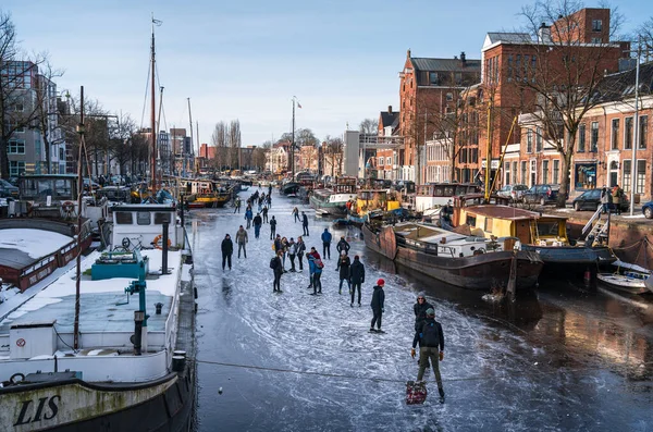 Schaatsers Grachten Van Stad Groningen Tijdens Koude Ochtent Febrari 2021 — ストック写真