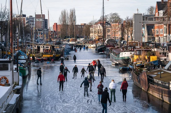 Schaatsers Grachten Van Stad Groningen Tijdens Een Koude Ochtend Februari — Stock Photo, Image