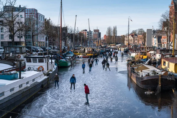 Schaatsers Grachten Van Stad Groningen Tijdens Een Koude Ochtend Februari — Stock Photo, Image