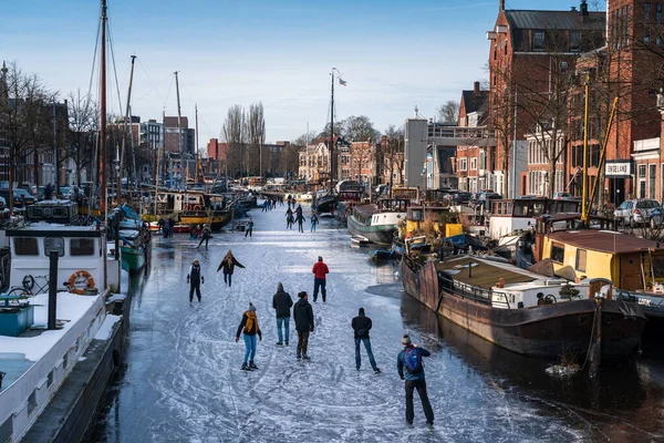 Schaatsers Grachten Van Stad Groningen Tijdens Koude Ochtent Febrari 2021 — ストック写真