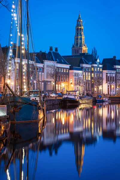 運河の古い船とグロニンゲンの歴史的な街の中心部にあるAa Kerkの鐘楼 — ストック写真