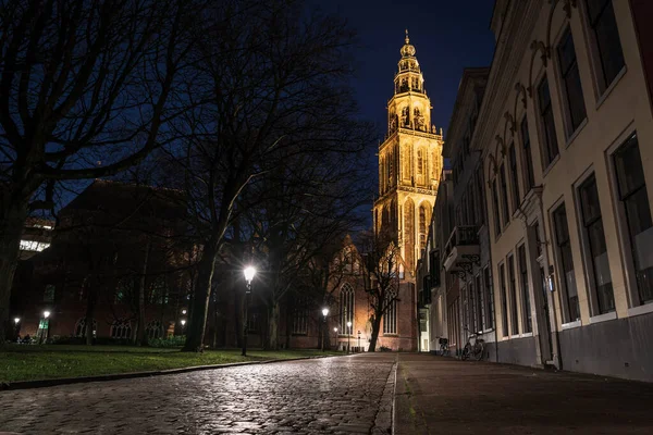 Sokağa çıkma yasağından hemen önce boş cadde ve park yeri, Hollanda 'da korona virüsünün yayılmasına karşı bir önlem..