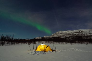 İsveç Laponya 'sında ünlü Kungsleden' de bir çadırın üzerinde ışıklar, aurora borealis yok..