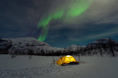 İsveç Laponya 'sında ünlü Kungsleden' de bir çadırın üzerinde ışıklar, aurora borealis yok..