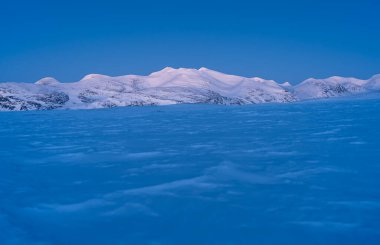 İsveç Laponya 'sında, ünlü Kungsleden yakınlarında, karla kaplı dağlarda alacakaranlık..