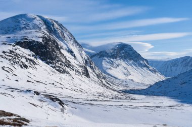 Sweisch Lapland 'daki Visttas Vadisi' nin üzerinde esen şiddetli rüzgarlar..