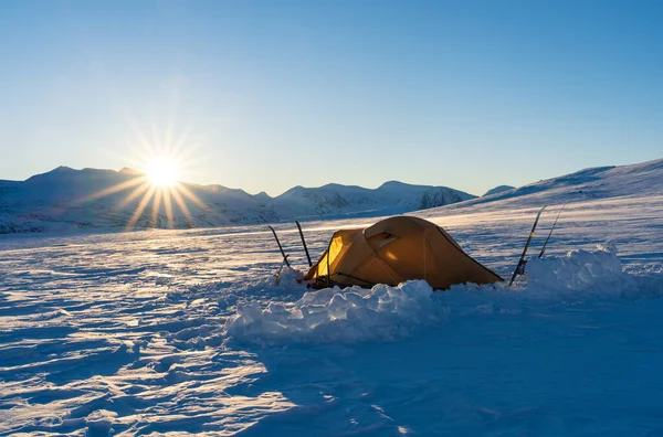 Tenda All Alba Durante Trekking Invernale Sulle Montagne Della Lapponia — Foto Stock